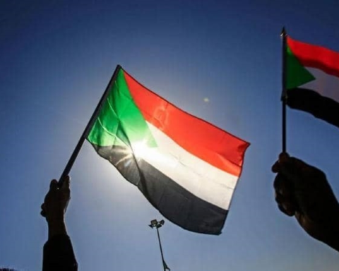 موقف السعودية من أزمة السودان: دعوة للوحدة وإدانة للانتهاكات