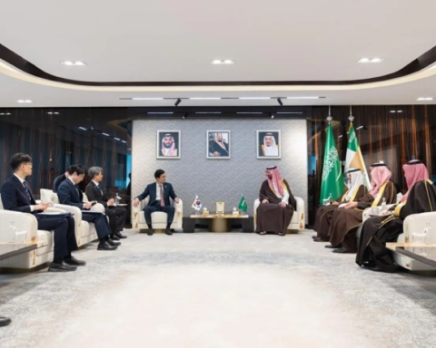 وزير الحرس الوطني السعودي ونظيره الكوري يعززان التعاون الدفاعي