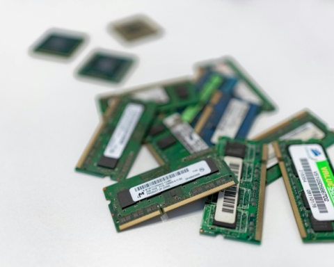 أزمة رقائق الذاكرة: كيف يؤثر ارتفاع الأسعار على الهواتف؟