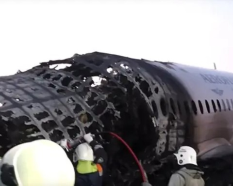 نجاة ركاب طائرة بعد تحطمها في مطار مقديشو الدولي بالصومال