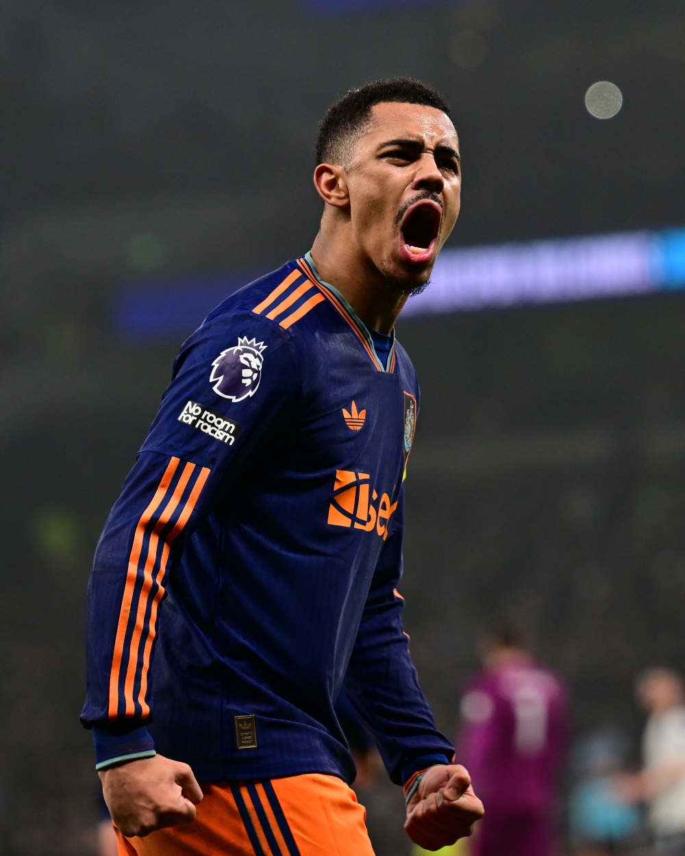 نيوكاسل يسحق توتنهام 4-0 في صراع المراكز الأوروبية