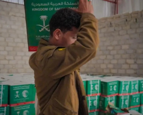 King Salman Relief Center distributes food aid to displaced people in Hadramawt