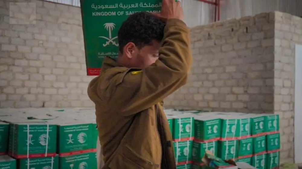 مركز الملك سلمان للإغاثة يوزع مساعدات غذائية للنازحين بحضرموت
