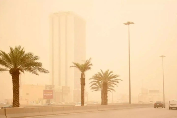 رياح نشطة وأتربة مثارة في حائل وتبوك.. تحذير من الأرصاد