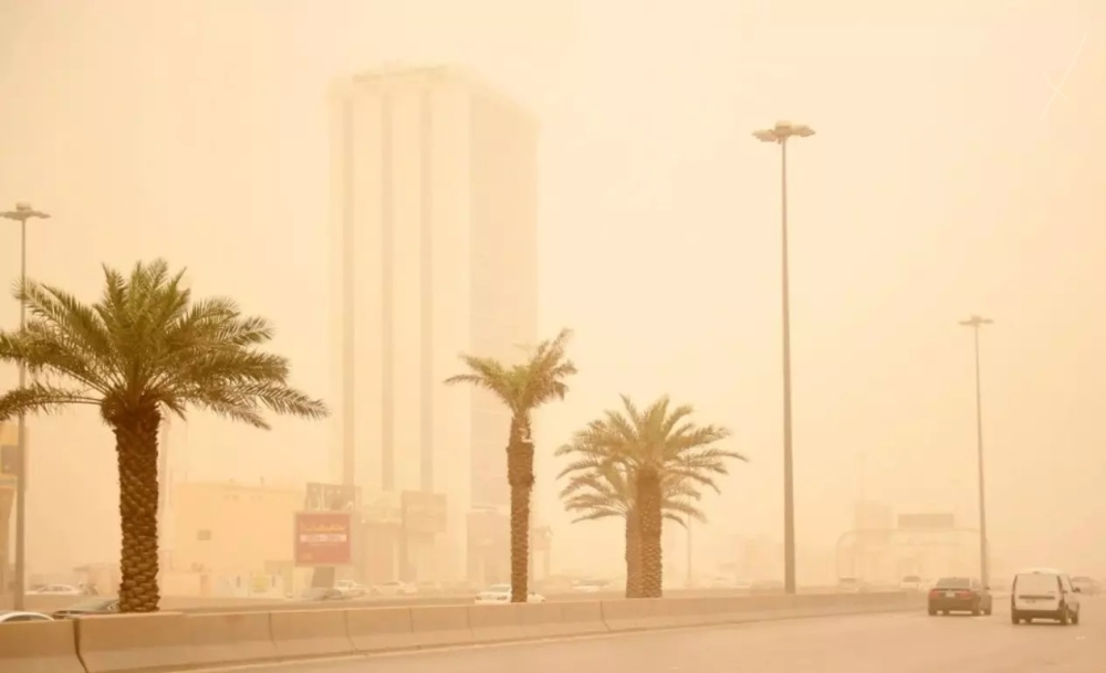 رياح نشطة وأتربة مثارة في حائل وتبوك.. تحذير من الأرصاد