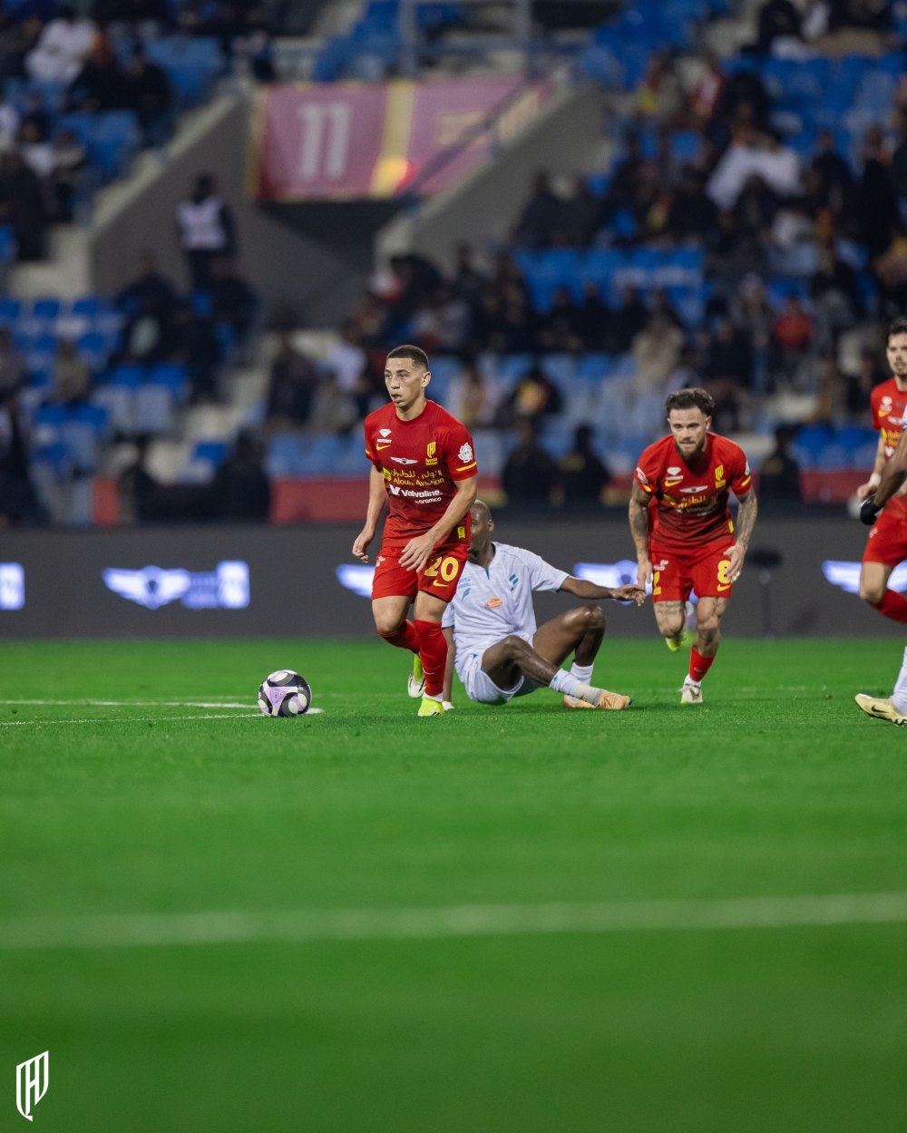 القادسية ضد نيوم: صراع الصعود والطموح في دوري يلو