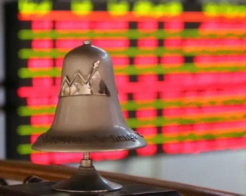 The Egyptian stock market loses 26 billion Egyptian pounds, with a general decline in indices