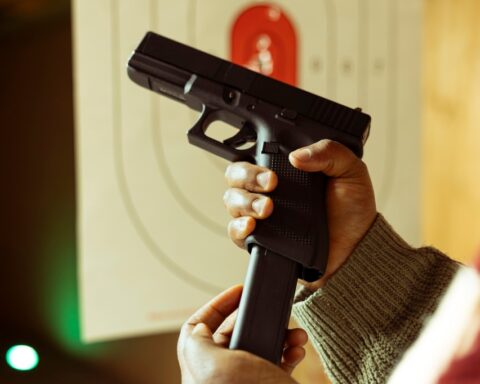 إطلاق نار في مدرسة بتايلاند: إصابات وأزمة أسلحة متجددة