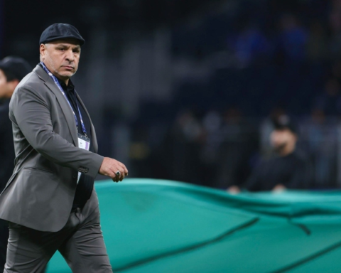 Al-Shabab club is officially negotiating with Ben Zekri to succeed coach Al-Ghawasil