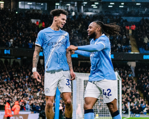 Manchester City beat Fulham 4-0 and top the English Premier League
