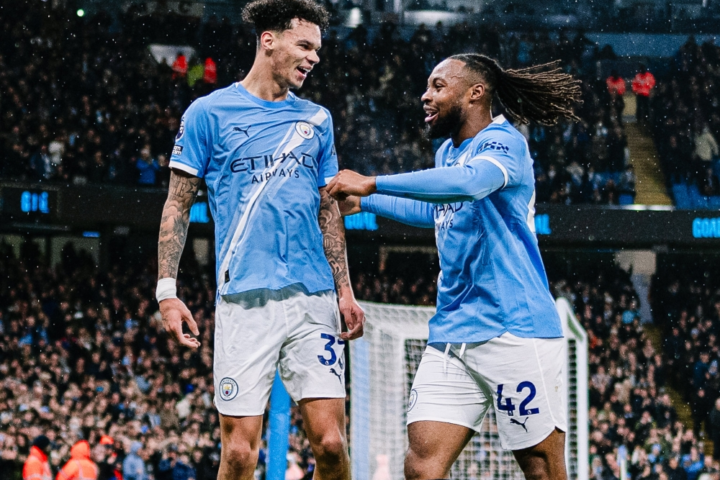 Manchester City beat Fulham 4-0 and top the English Premier League