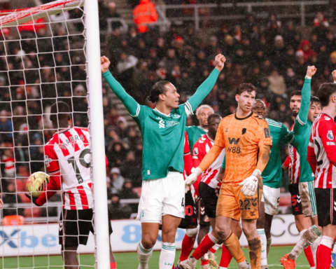 Liverpool defeat Sunderland with a goal from Van Dijk in the English Premier League
