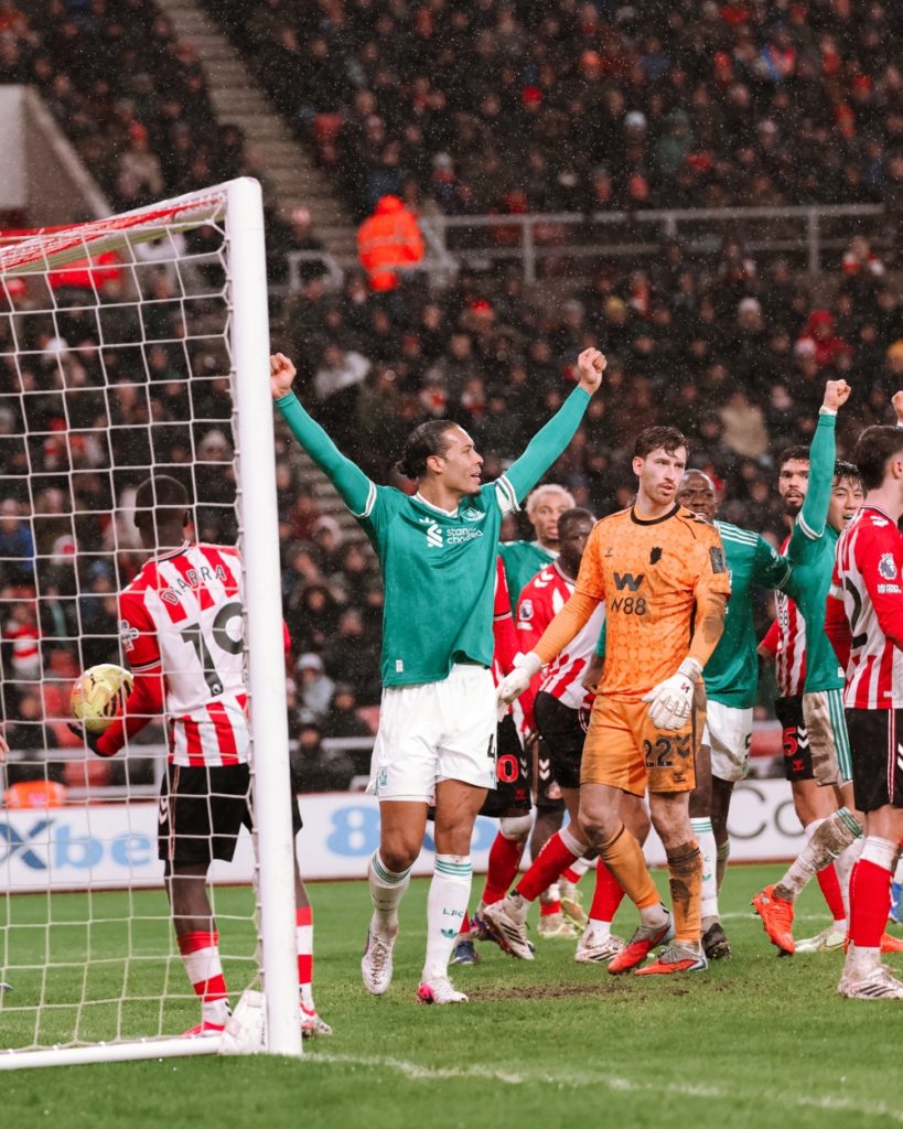 Liverpool defeat Sunderland with a goal from Van Dijk in the English Premier League