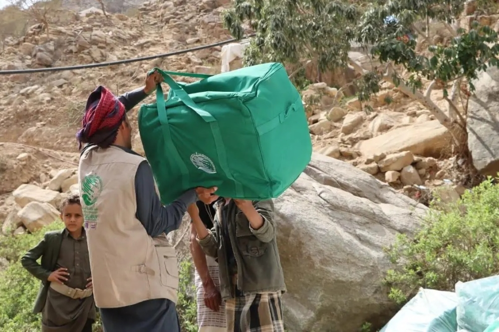 مساعدات إيوائية سعودية عاجلة للنازحين في صعدة اليمنية