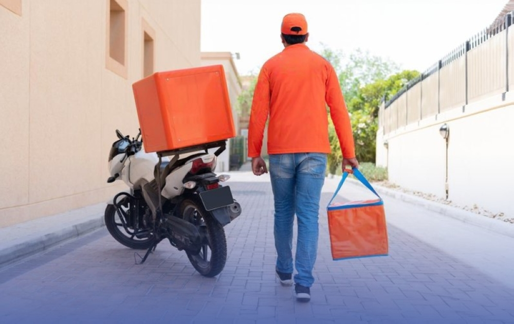 النقل السعودية تنظم توصيل الطلبات: حظر الأفراد وشروط جديدة