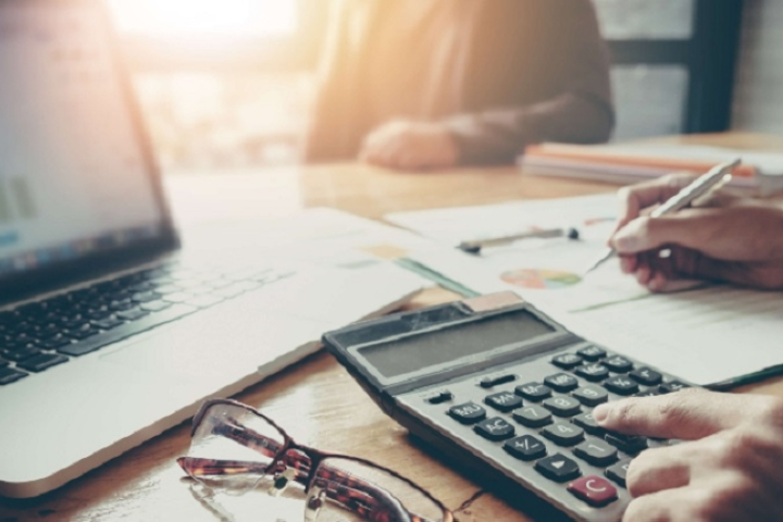 هبوط حاد في أرباح 'الأعمال المتعددة' وتوصية بزيادة رأس المال