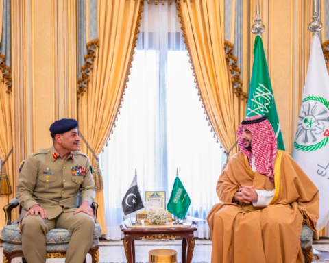 وزير الدفاع السعودي وقائد الجيش الباكستاني: تعزيز التعاون