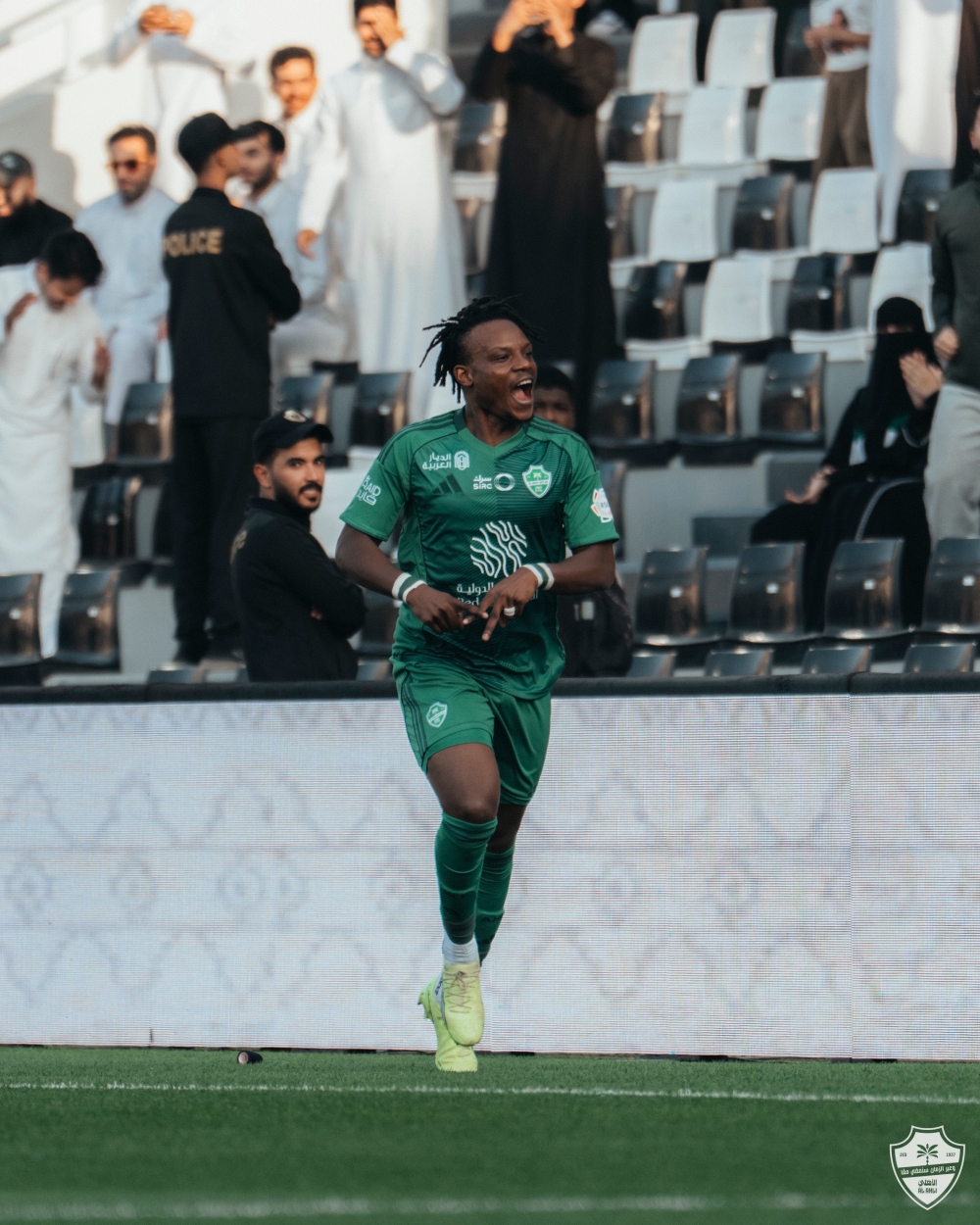 الأهلي يسحق الشباب 5-2 ويصعد لوصافة دوري روشن السعودي