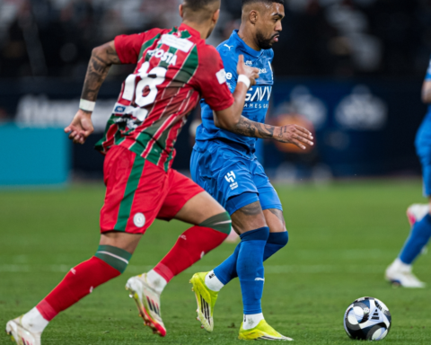 Wijnaldum requests Benzema's jersey after the Al-Ittihad vs. Al-Ettifaq match in the Roshan League