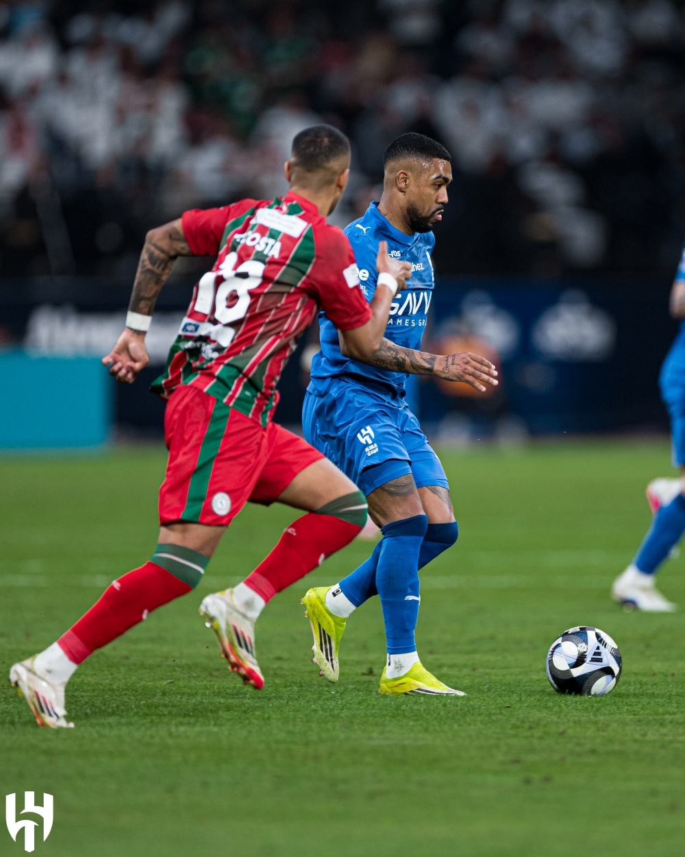Wijnaldum requests Benzema's jersey after the Al-Ittihad vs. Al-Ettifaq match in the Roshan League