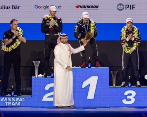 فيرلاين يفوز بسباق فورمولا إي الدرعية المثير مع بورشه