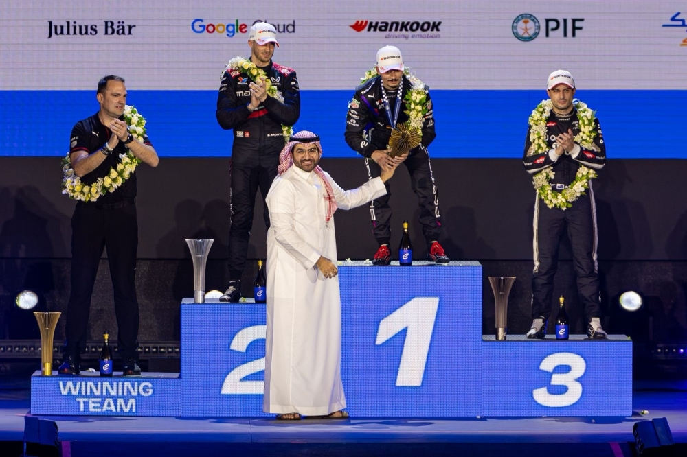 فيرلاين يفوز بسباق فورمولا إي الدرعية المثير مع بورشه