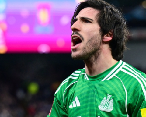 Newcastle beat Aston Villa 3-1 and advance in the FA Cup