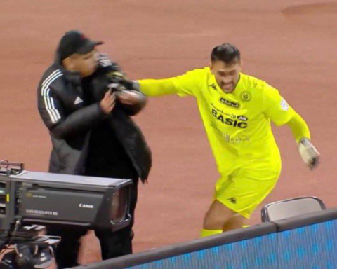 Al-Khulood goalkeeper apologizes to ball boy after pushing him during Al-Najma match