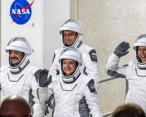طاقم دولي جديد يصل محطة الفضاء بعد إجلاء طبي تاريخي