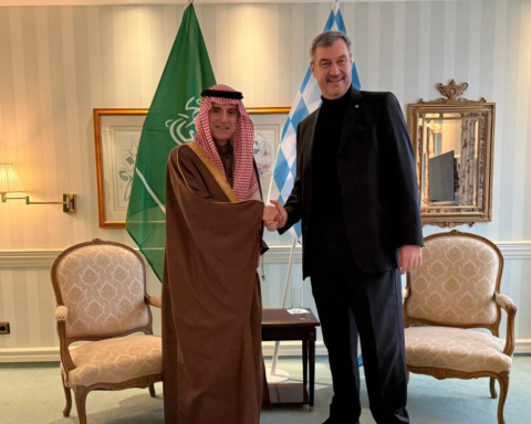 Al-Jubeir discusses strengthening cooperation with Bavaria at the Munich Security Conference