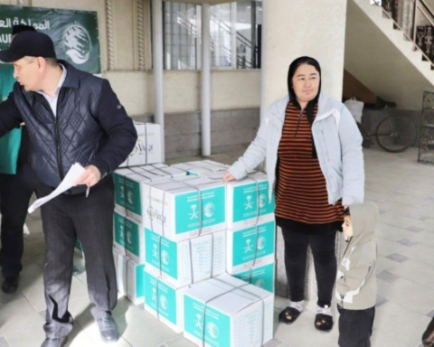 مركز الملك سلمان للإغاثة يوزع سلالاً غذائية في أوزبكستان