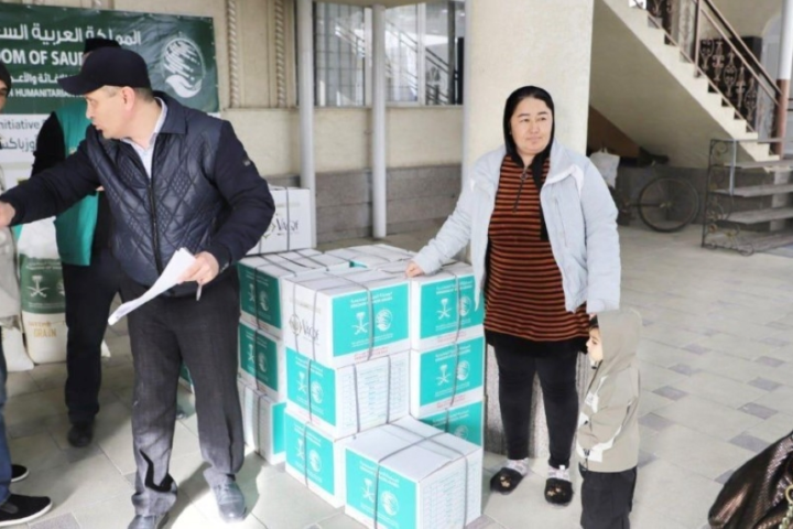 مركز الملك سلمان للإغاثة يوزع سلالاً غذائية في أوزبكستان