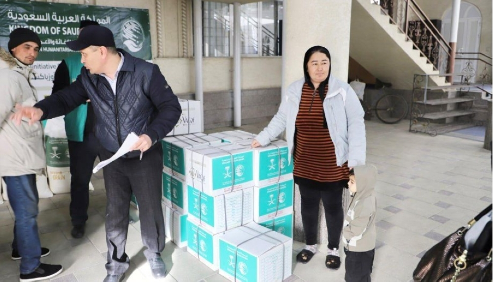 مركز الملك سلمان للإغاثة يوزع سلالاً غذائية في أوزبكستان