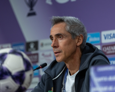 مدرب شباب الأهلي يشيد بالأهلي السعودي قبل قمة دوري أبطال آسيا