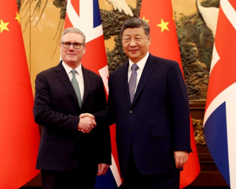 الصين تعفي بريطانيا وكندا من التأشيرة: خطوة لإنعاش السياحة