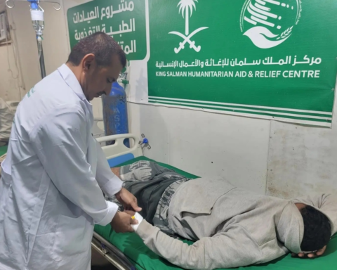 عيادات مركز الملك سلمان بالخوخة تعالج 4,824 مستفيدًا يمنيًا