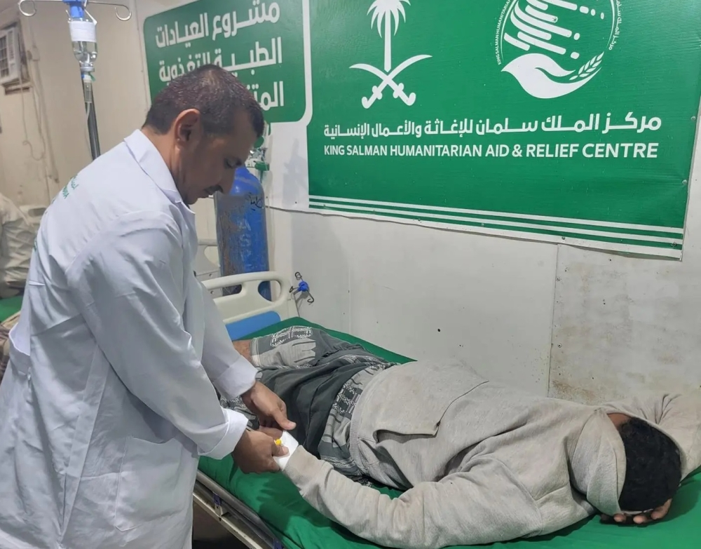 عيادات مركز الملك سلمان بالخوخة تعالج 4,824 مستفيدًا يمنيًا