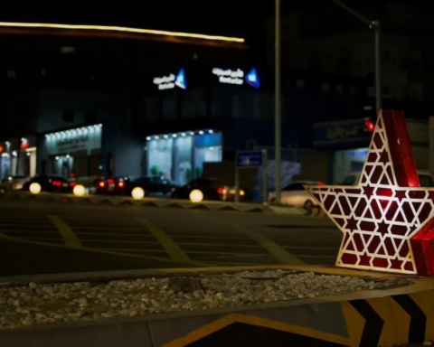 شوارع الباحة تتزين لاستقبال رمضان بالفوانيس والأهلة المضيئة