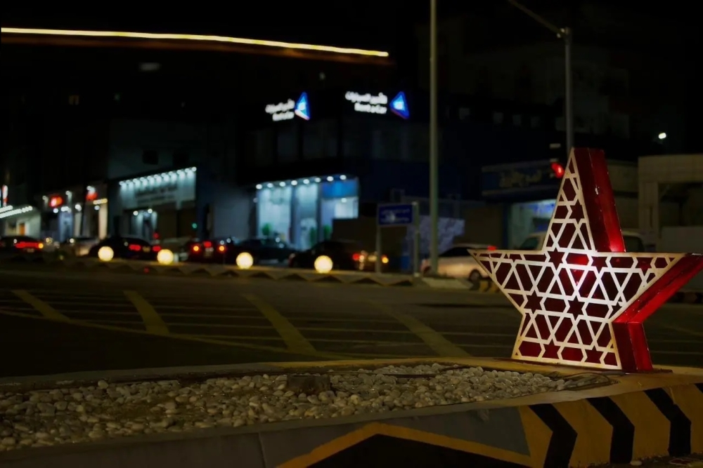 شوارع الباحة تتزين لاستقبال رمضان بالفوانيس والأهلة المضيئة