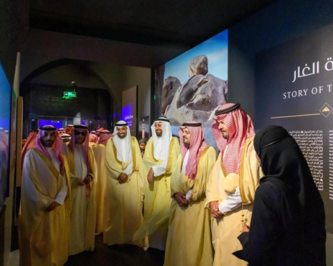 أمير المدينة يفتتح معرض الهجرة النبوية بجوار مسجد قباء