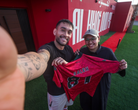 نادي الخلود يكرم حامل الكرات وينهي أزمة الحارس كوزاني بالدوري السعودي