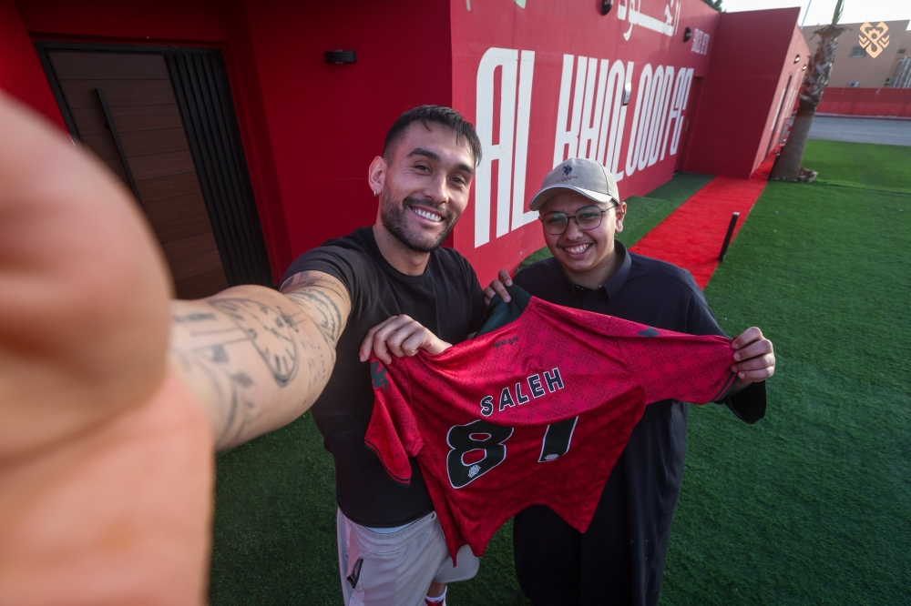 نادي الخلود يكرم حامل الكرات وينهي أزمة الحارس كوزاني بالدوري السعودي