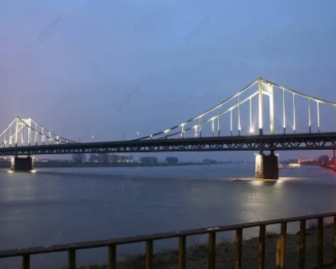 إعادة فتح جسر الرين بليفركوزن أمام حركة المرور بعد إزالة الجليد