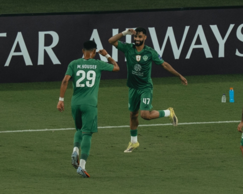 الأهلي يهزم شباب الأهلي 4-3 في قمة آسيوية مثيرة ويتأهلان معاً