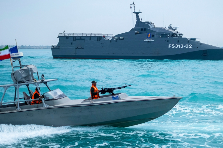 مناورات إيرانية بمضيق هرمز قبيل محادثات جنيف النووية