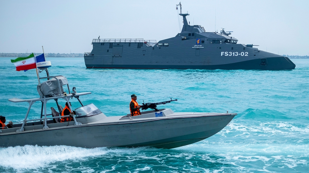 مناورات إيرانية بمضيق هرمز قبيل محادثات جنيف النووية