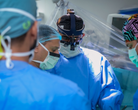 التخصصي يسجل أول جراحة قلب روبوتية بـ 7 تدخلات عالميًا