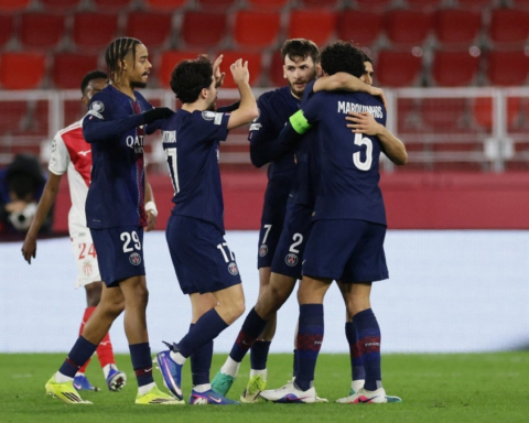 باريس سان جيرمان يهزم موناكو 5-2 في قمة الدوري الفرنسي