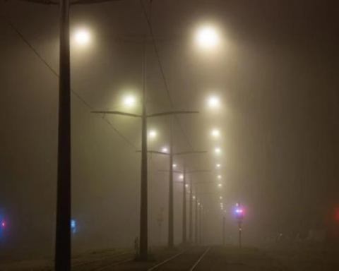 ضباب كثيف يغطي 4 مناطق سعودية وتحذيرات من انعدام الرؤية