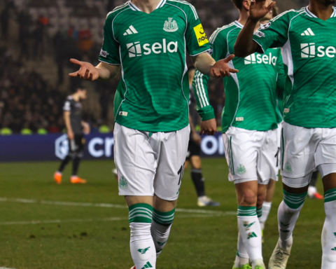 نيوكاسل يسحق كاراباخ بسداسية ويقترب من ربع نهائي الأبطال